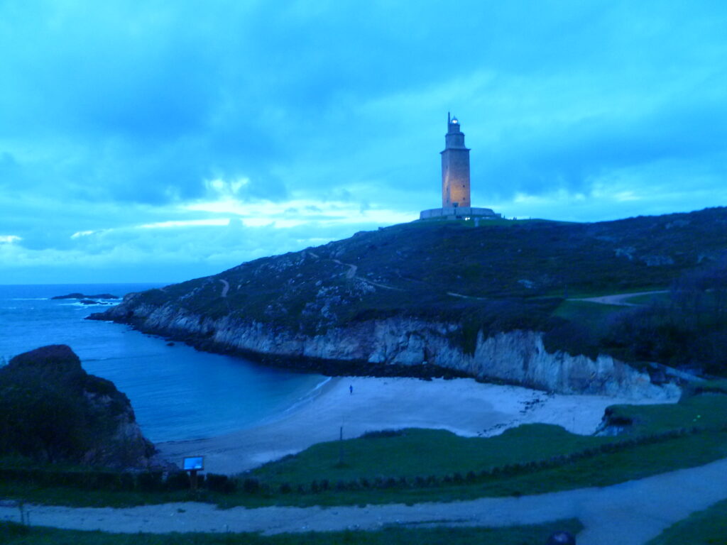 A torre de Hércules é um dos principais pontos turísticos da cidade de Coruña